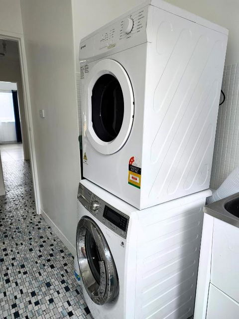 PROMO! Entire 2 Bedroom Unit Near Train Station! Free Parking & Wifi! - Local Tourism 0