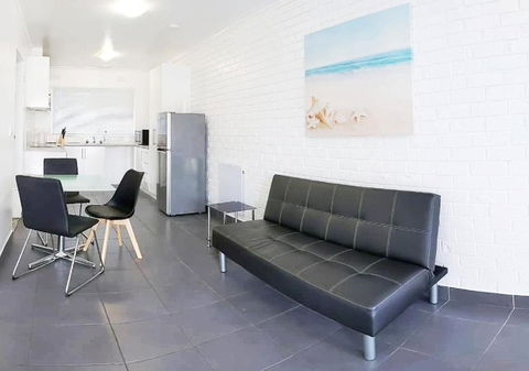PROMO! Entire 2 Bedroom Unit Near Train Station! Free Parking & Wifi! - Local Tourism 2