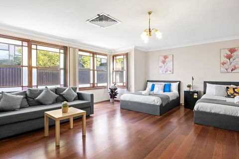 Quadruple Room W Ensuite In Gordon Near Train & Bus - Accommodation Australia 0
