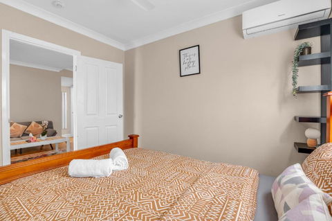 Quaint 2 Bedroom Fully Furnished Cottage - Bed n Breakfasts 2
