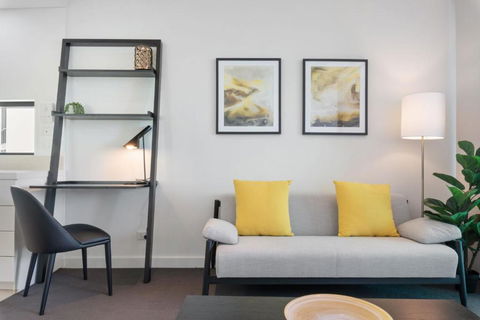 Quattro Apartments - Australia Shopping 3