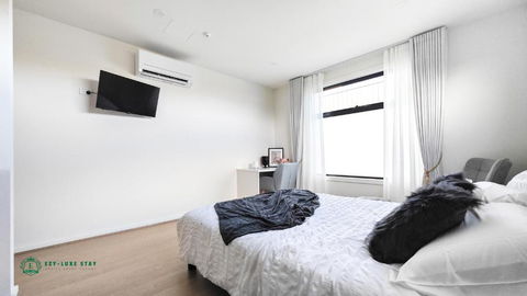 Queen Bed Stylish Suite With TV - Room 12 - Local Tourism 0