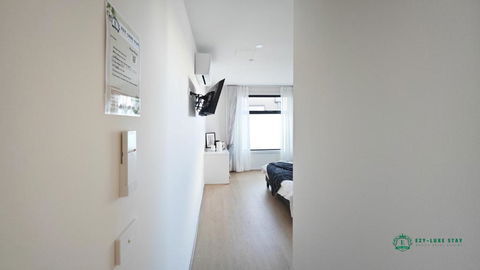 Queen Bed Stylish Suite With TV - Room 12 - Local Tourism 3