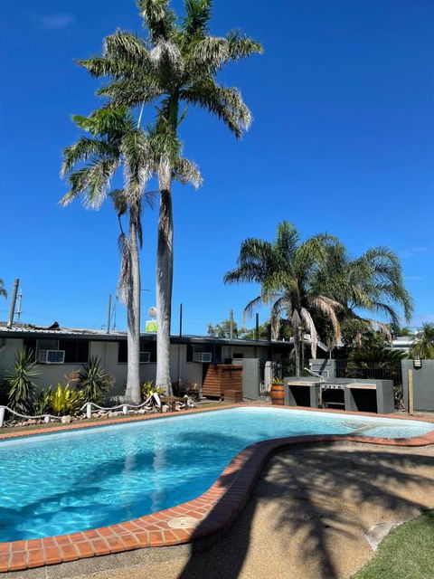 Queens Beach Hotel - Accommodation Australia 2