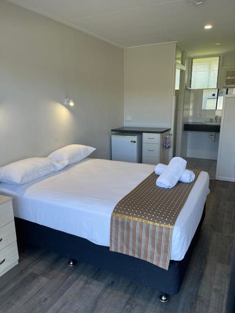 Queens Beach Hotel - Accommodation Australia 0