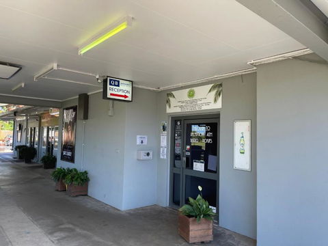 Queens Beach Hotel - Accommodation Australia 1