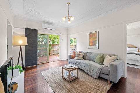 Quiet & Bright Art Deco Apartment By New Farm Park - Accommodation Australia 0