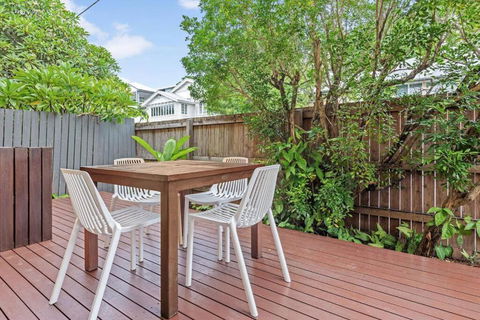 Quiet & Bright Art Deco Apartment By New Farm Park - Accommodation Australia 1