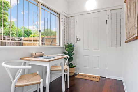 Quiet & Bright Art Deco Apartment By New Farm Park - Accommodation Australia 3