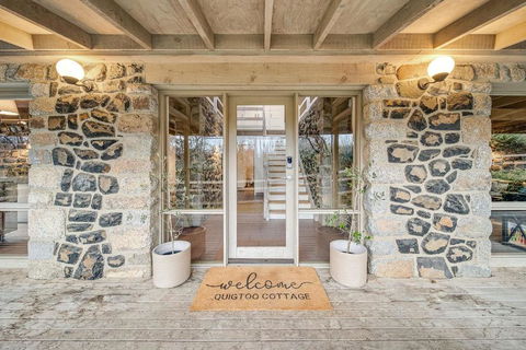 Quigtoo Cottage - Beautiful 4BR Stone Cottage L WiFi L Bath L Garden - Australia Shopping 1