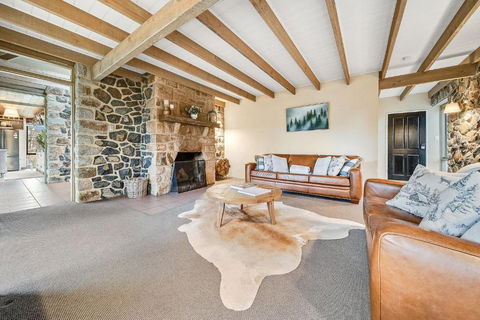 Quigtoo Cottage - Beautiful 4BR Stone Cottage L WiFi L Bath L Garden - Australia Shopping 2