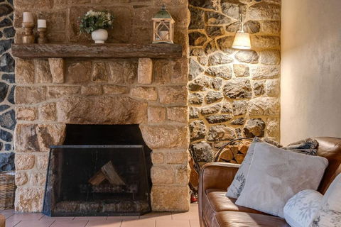 Quigtoo Cottage - Beautiful 4BR Stone Cottage L WiFi L Bath L Garden - Australia Shopping 3