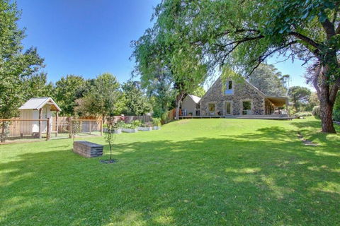 Quigtoo Cottage - Beautiful 4BR Stone Cottage L WiFi L Bath L Garden - Australia Shopping 0
