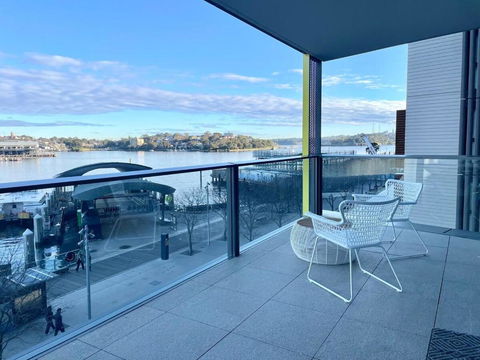 RARE Luxury Waterfront Living - Accommodation Australia 1