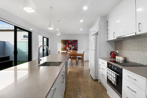 Raven West House I Corporate Or Holiday - Australia Shopping 3