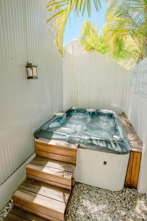 Private Outdoor Spa, Fire Pit, Cinema Room - THE COTTAGE COOLUM BEACH - Accommodation Australia 0