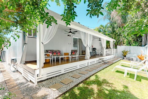 Private Outdoor Spa, Fire Pit, Cinema Room - THE COTTAGE COOLUM BEACH - Accommodation Australia 2