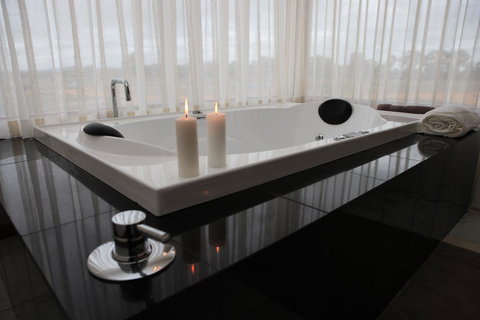Aurora Cottages Bush Retreat - Accommodation Australia 0