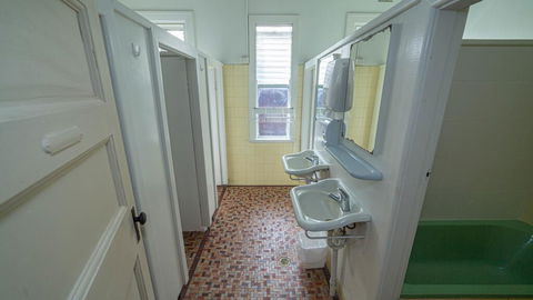 Australian Hotel - Accommodation Australia 0