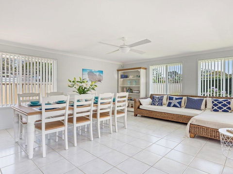 Azure Waters - Perfectly Positioned With Ocean Views - Accommodation Australia 1