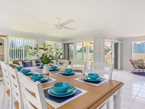 Azure Waters - Perfectly Positioned With Ocean Views - Accommodation Australia 2