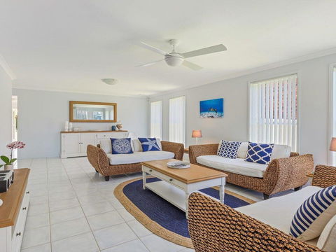 Azure Waters - Perfectly Positioned With Ocean Views - Accommodation Australia 0