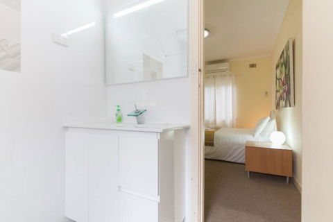 B5 Close To Nedlands, Cafes, Swan River, SCGH & UWA - Accommodation Australia 2
