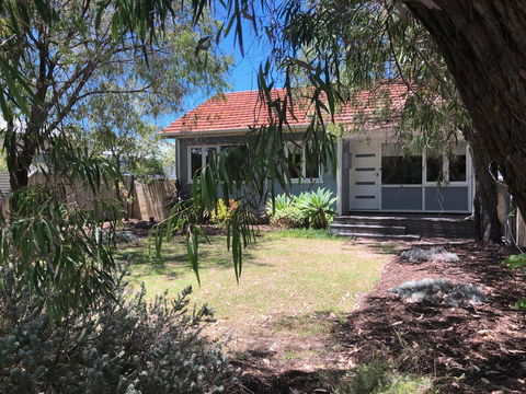 Barefoot Beach Cottage - Busselton - Local Tourism 1