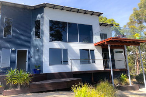 BAY OF FIRES BEACH SHACK Ocean Views From A Modern Beachhouse - Accommodation Australia 0