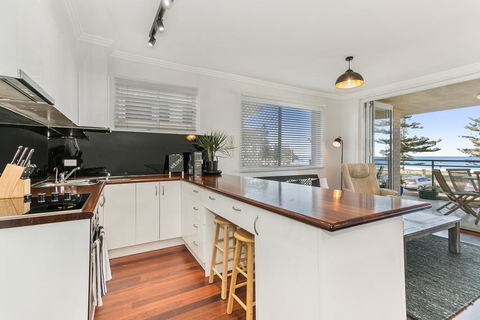 Beachfront On Golden Mile - Bed n Breakfasts 2
