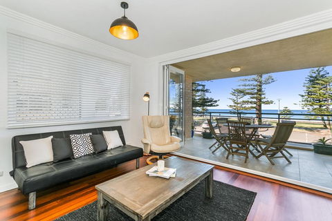 Beachfront On Golden Mile - Bed n Breakfasts 1