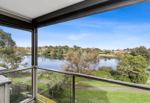 Riviera Lakeside With Uninterrupted Water Views - Accommodation Australia 0