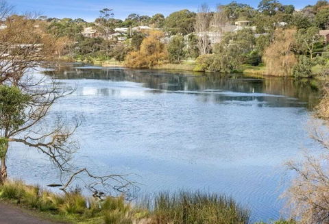Riviera Lakeside With Uninterrupted Water Views - Accommodation Australia 1