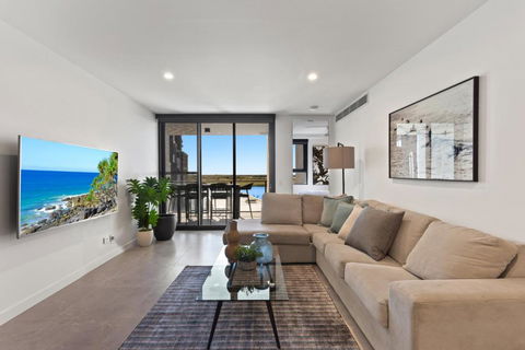 Riverfront 2-Bed With Pool, Sauna, Gym & Views - Local Tourism 0