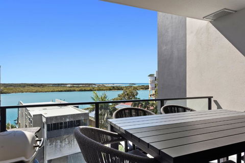 Riverfront 2-Bed With Pool, Sauna, Gym & Views - Local Tourism 1