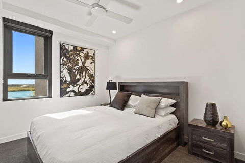 Riverfront 2-Bed With Pool, Sauna, Gym & Views - Local Tourism 2