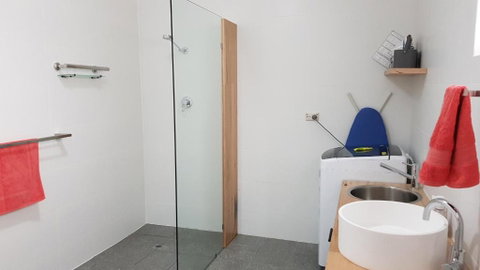 Red Ochre - Large Apartment With Private Courtyard - Accommodation Australia 3