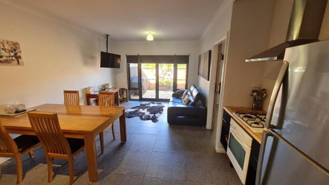 Red Ochre - Large Apartment With Private Courtyard - Accommodation Australia 1