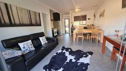 Red Ochre - Large Apartment With Private Courtyard - Accommodation Australia 0