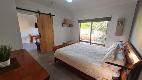Red Ochre - Large Apartment With Private Courtyard - Accommodation Australia 2