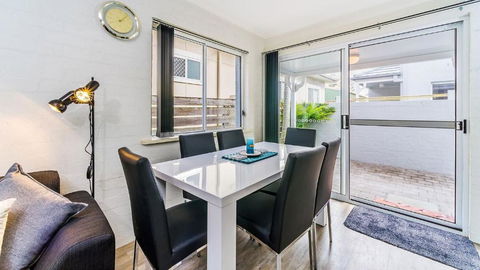 RED Rock - Townhouse In Town - Accommodation Australia 1