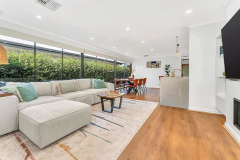 Redbrick Retreat - Generous Coastal Escape - Accommodation Australia 0