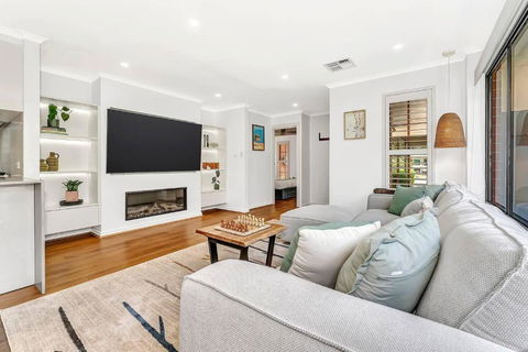 Redbrick Retreat - Generous Coastal Escape - Accommodation Australia 1