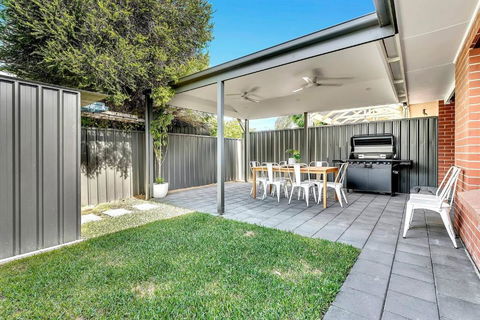 Redbrick Retreat - Generous Coastal Escape - Accommodation Australia 3