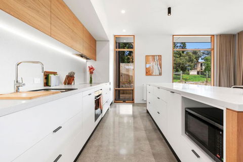 REFRESH At Lonnie - Accommodation Australia 3