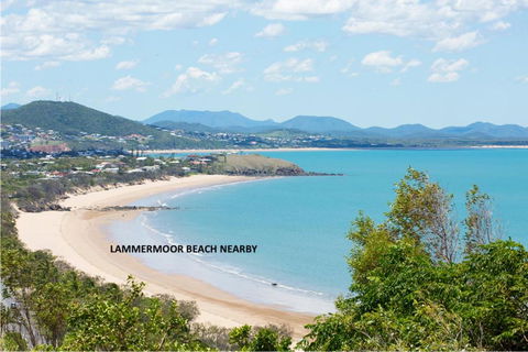 RELAX @48 CLOSE TO BEACH Sleeps 7 - Accommodation Australia 1