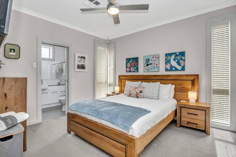 Relaxing Getaway Steps From Grange Beach - Accommodation Australia 3