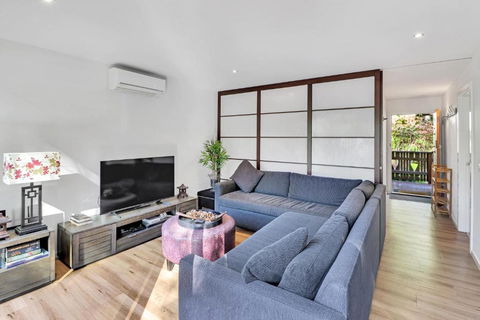 Ren Basera - Accommodation Australia 2