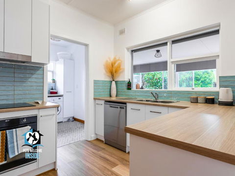 Renovated 3BR One Street To Beach - Accommodation Australia 3