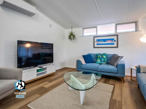 Renovated 3BR One Street To Beach - Accommodation Australia 0